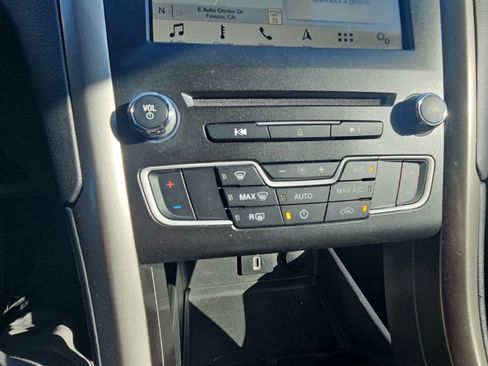 Used 2017 Ford Fusion SE w/ Fusion SE Technology Package image 17