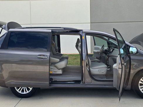 Used 2013 Toyota Sienna XLE FWD image 15