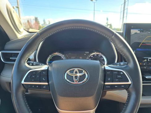 Certified 2022 Toyota Highlander Platinum image 32