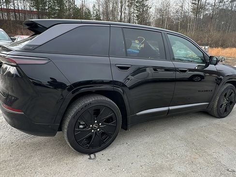 Used 2024 Jeep Wagoneer Launch Edition image 8