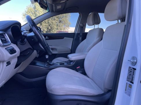 Used 2016 Kia Sorento LX w/ LX Convenience Package image 13