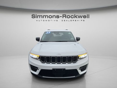 Used 2023 Jeep Grand Cherokee Laredo X AWD/4WD image 2