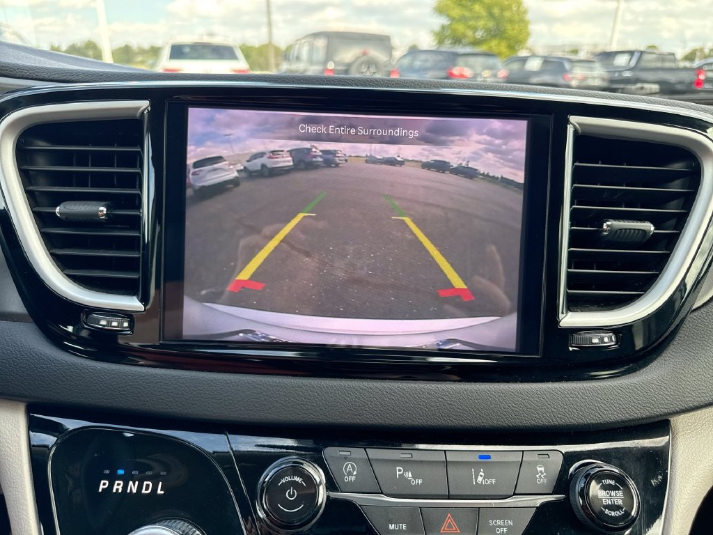 Used 2024 Chrysler Pacifica Touring-L FWD image 17