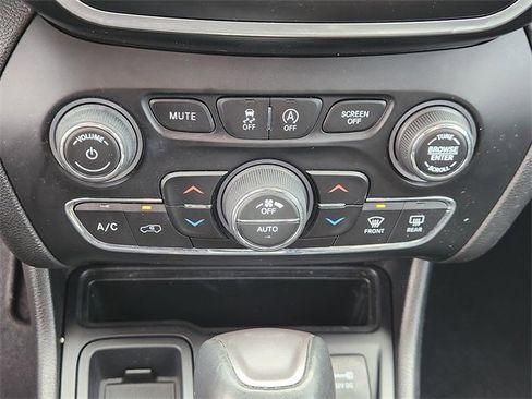 Used 2019 Jeep Cherokee Latitude Plus w/ Comfort/Convenience Group image 18