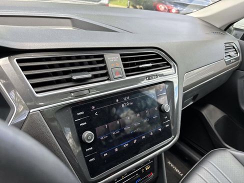 Used 2023 Volkswagen Tiguan SE w/ Panoramic Sunroof Package FWD image 19
