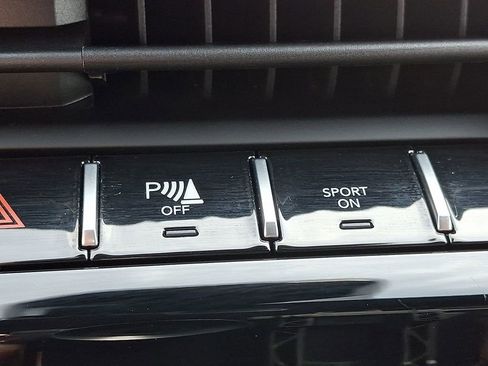 Used 2025 Jeep Grand Cherokee Laredo image 24