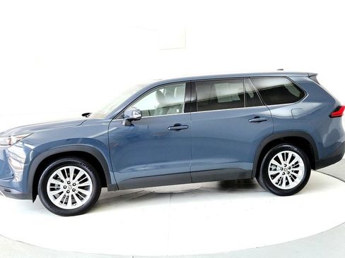 Used 2024 Toyota Grand Highlander AWD image 3