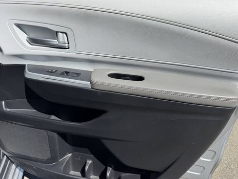 Used 2025 Toyota Sienna XLE FWD image 11