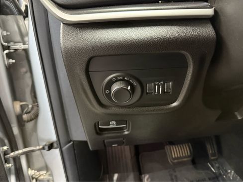 Used 2022 Jeep Grand Cherokee L Laredo w/ Luxury Tech Group I AWD/4WD image 15