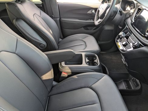 New 2026 Chrysler Pacifica Select image 8