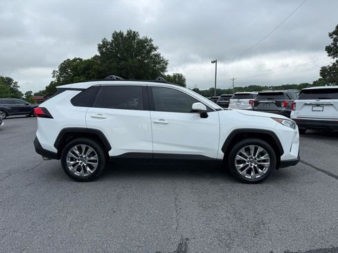 Used 2019 Toyota RAV4 XLE Premium FWD image 7