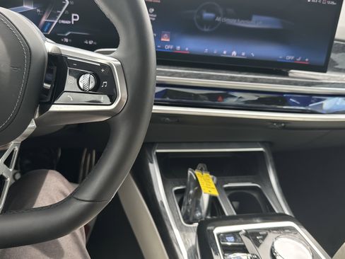 Certified 2025 BMW i7 xDrive60 w/ Premium Package image 21