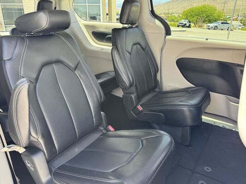 Used 2024 Chrysler Pacifica Touring-L FWD image 33