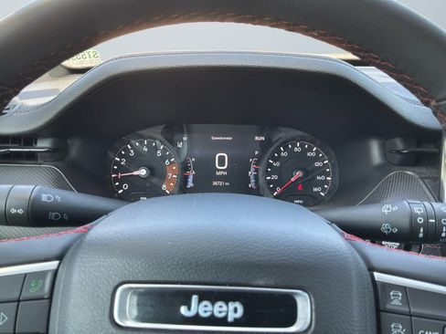 Used 2025 Jeep Compass Trailhawk AWD/4WD image 12