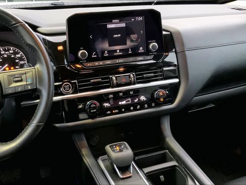 Used 2024 Nissan Pathfinder SV image 6