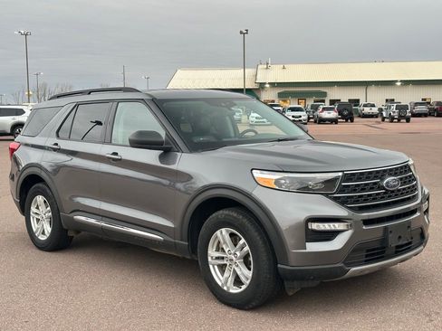 Used 2022 Ford Explorer XLT w/ Equipment Group 202A image 7