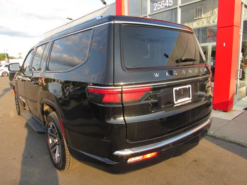 Used 2024 Jeep Wagoneer L Series II w/ Flexible Seating Group AWD/4WD image 7
