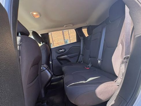 Used 2017 Jeep Cherokee Latitude w/ Cold Weather Group AWD/4WD image 23