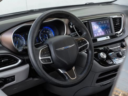 Used 2020 Chrysler Voyager Lxi image 18