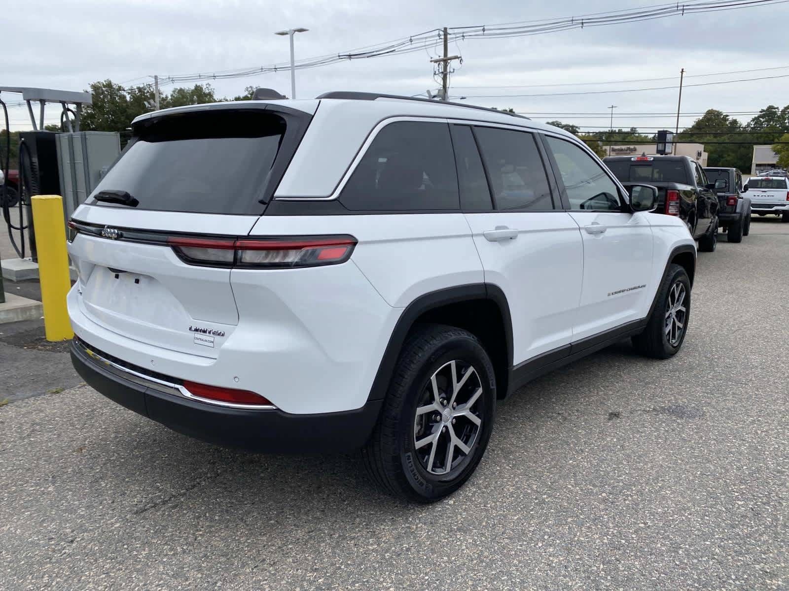 Certified 2023 Jeep Grand Cherokee Limited AWD/4WD image 3