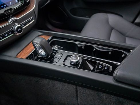 Used 2023 Volvo XC60 B5 Plus w/ Climate Package AWD/4WD image 12