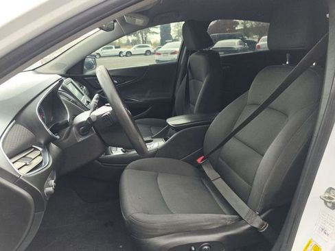 Used 2017 Chevrolet Malibu LT FWD image 9