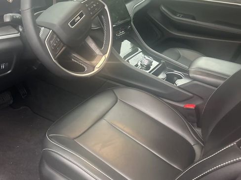 Used 2025 Jeep Grand Cherokee Limited w/ Black Appearance Package AWD/4WD image 13