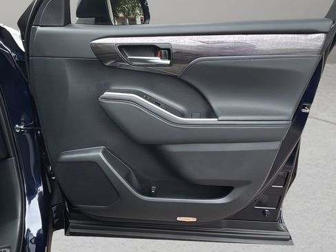 New 2026 Toyota Highlander Platinum AWD/4WD image 10