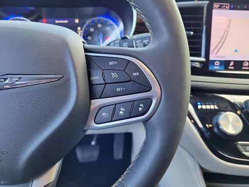 Used 2023 Chrysler Pacifica Limited FWD image 24