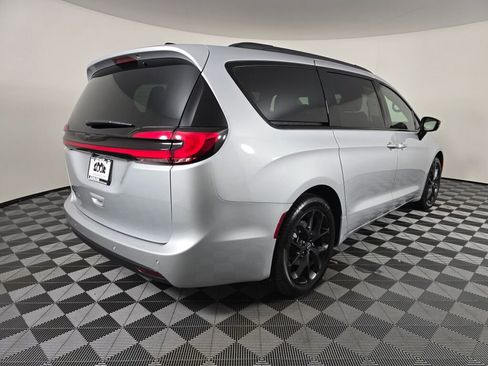 New 2026 Chrysler Pacifica Select w/ S Appearance Package image 4