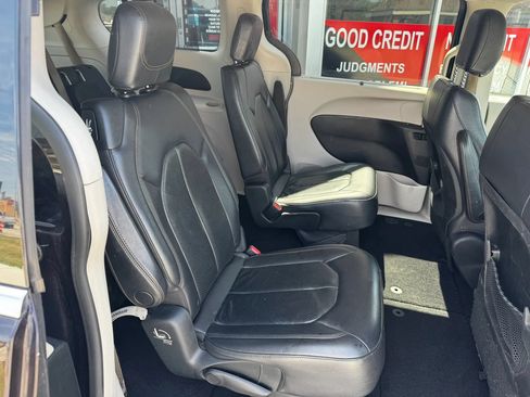 Used 2018 Chrysler Pacifica Touring-L FWD image 11