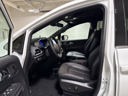 New 2026 Chrysler Pacifica Select image 20