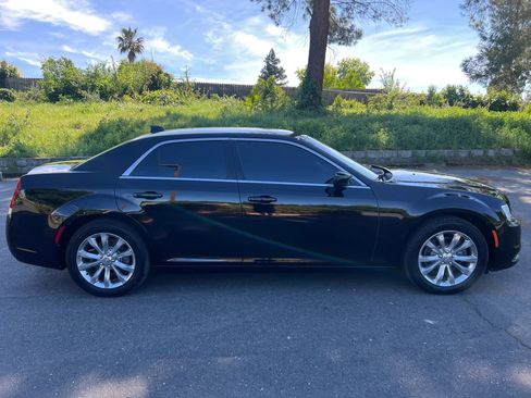 Used 2019 Chrysler 300 Touring image 7