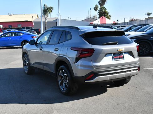 Used 2025 Chevrolet Trax LT w/ LT Convenience Package image 6