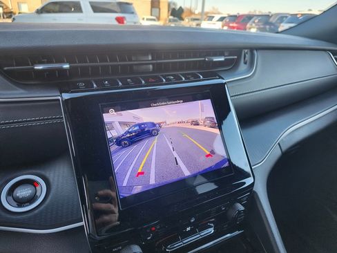 Used 2025 Jeep Grand Cherokee Altitude image 17