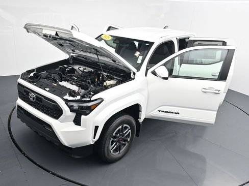 Used 2025 Toyota Tacoma TRD Sport AWD/4WD image 40