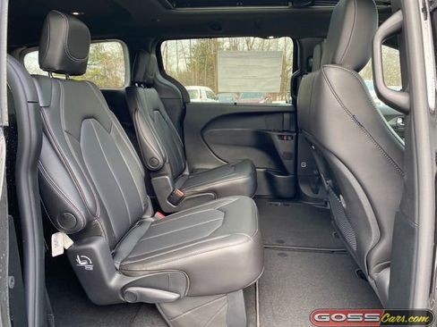 New 2026 Chrysler Pacifica Select image 7