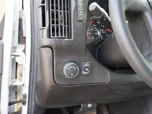 Used 2018 Chevrolet Express 2500 RWD image 20