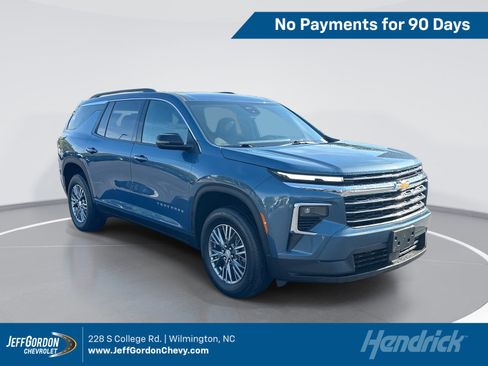 Used 2025 Chevrolet Traverse LT FWD image 1