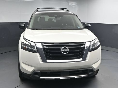 Used 2023 Nissan Pathfinder SL AWD/4WD image 2
