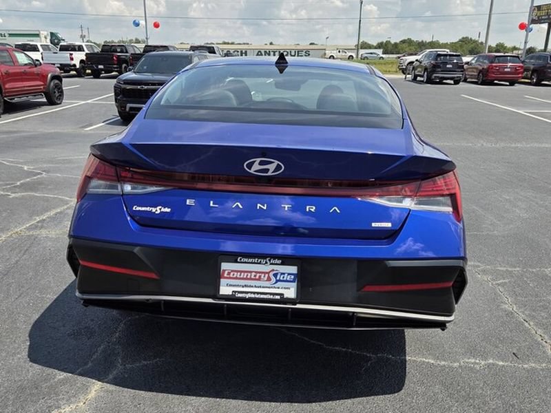 Used 2025 Hyundai Elantra Limited FWD image 6