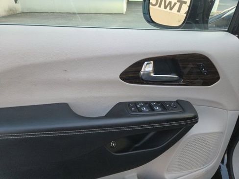 Used 2023 Chrysler Pacifica Limited image 15