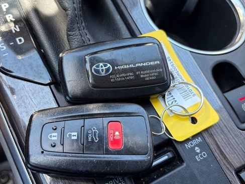 Used 2021 Toyota Highlander Limited FWD image 14