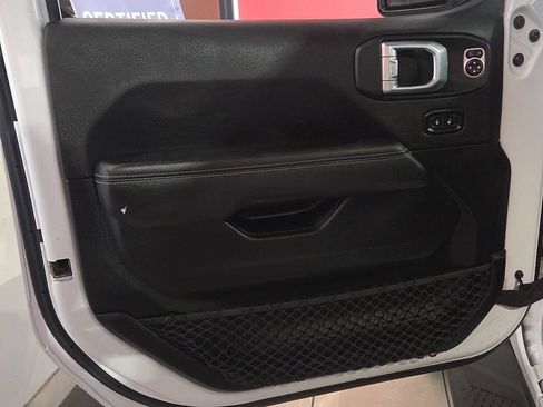 Used 2020 Jeep Gladiator Overland AWD/4WD image 17