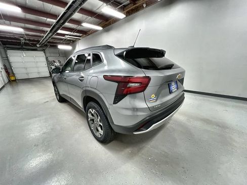 Used 2025 Chevrolet Trax LT FWD image 6