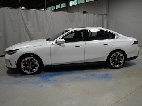 Used 2025 BMW 530i xDrive w/ Premium Package AWD/4WD image 18