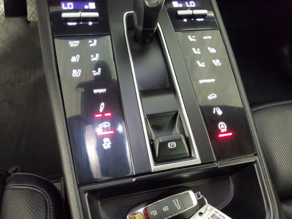 Used 2024 Porsche Macan w/ Premium Plus Package AWD/4WD image 17