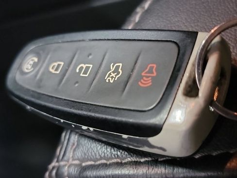 Used 2017 Ford Taurus Limited FWD image 32