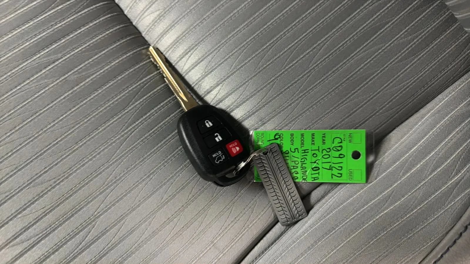 Used 2017 Toyota Highlander Plus FWD image 23