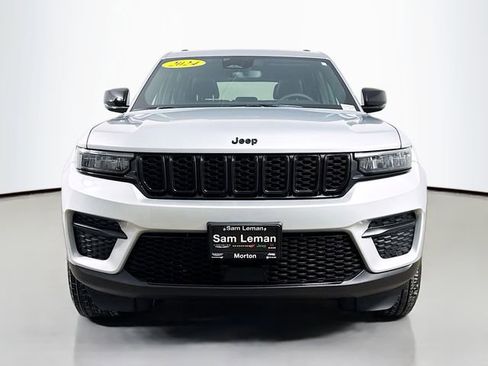 Used 2024 Jeep Grand Cherokee Altitude image 2